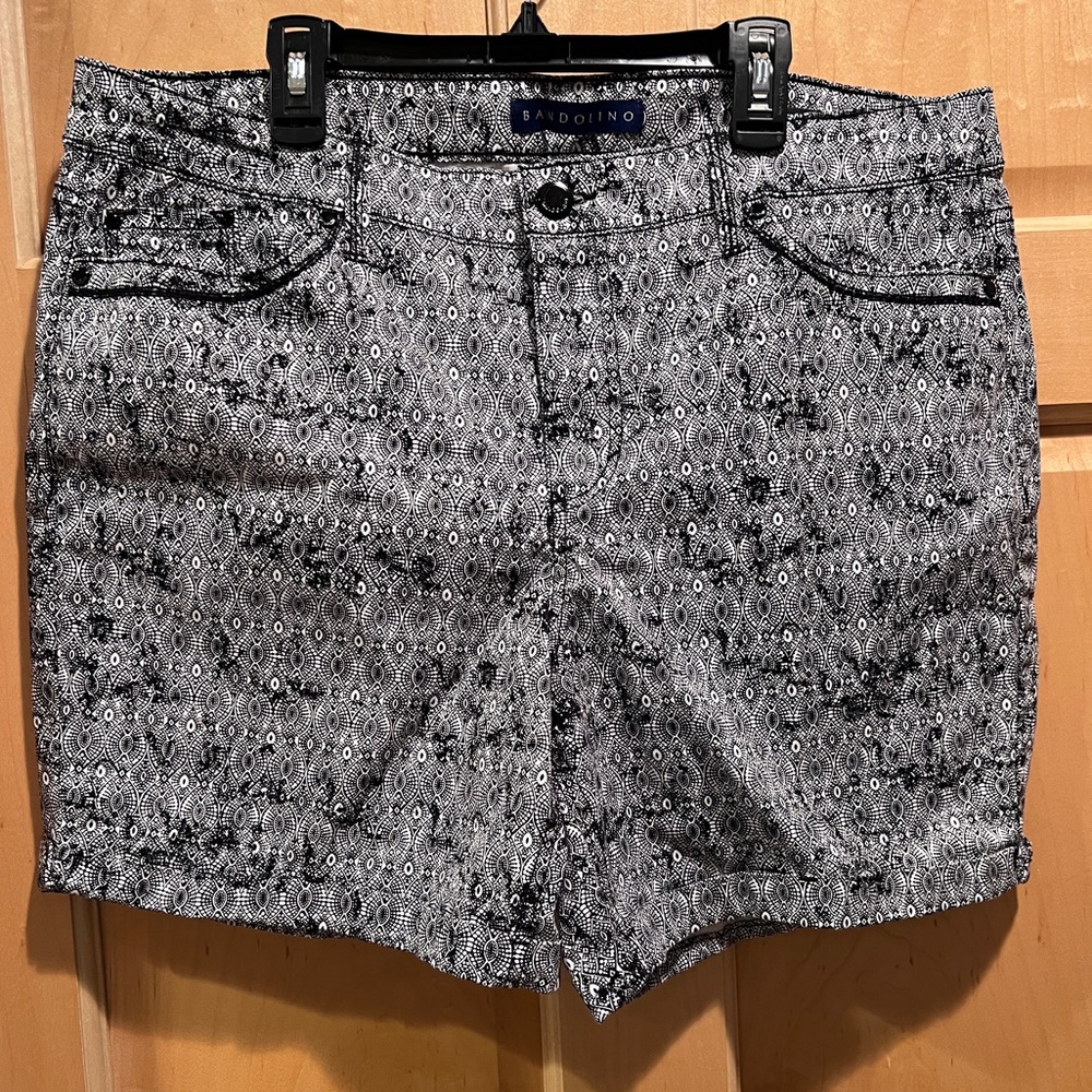 Bandolino Women's Amy Mid Rise Stretch Shorts Black/White Geo-Paisley (Missy 14)